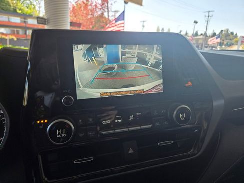 Used 2023 Toyota Highlander XLE image 9