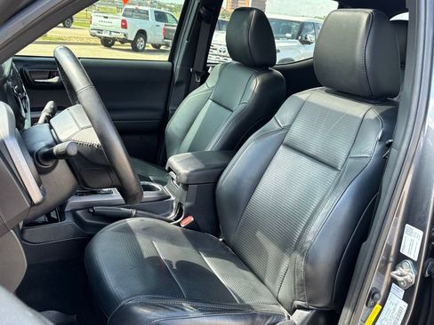 Used 2019 Toyota Tacoma TRD Off-Road AWD/4WD image 12