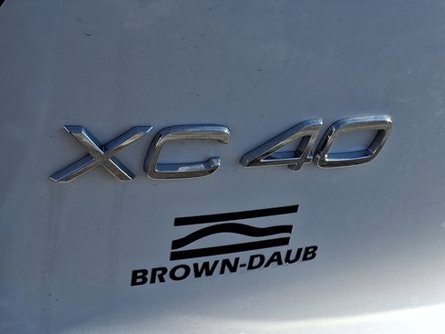 Used 2023 Volvo XC40 B5 Plus image 29