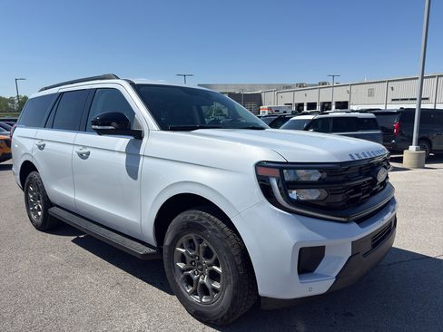 New 2026 Ford Expedition Active RWD image 3