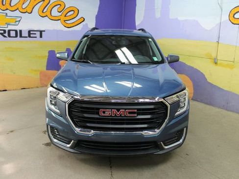 Used 2024 GMC Terrain SLE w/ Driver Convenience Package FWD image 3