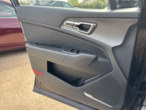 Used 2025 Kia Sportage LX image 18