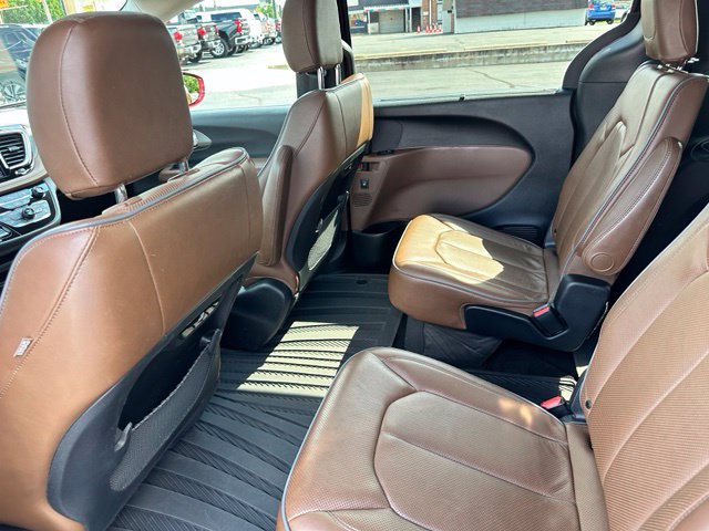 Used 2019 Chrysler Pacifica Limited w/ Tire & Wheel Group FWD image 21