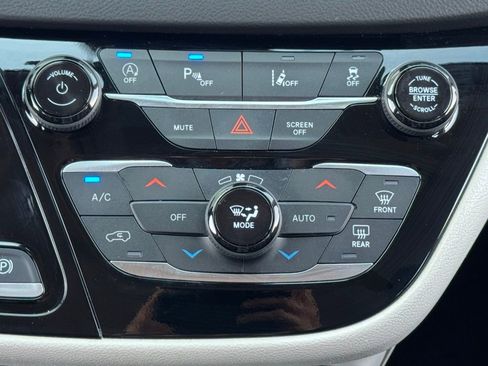 Used 2024 Chrysler Pacifica Touring-L FWD image 26