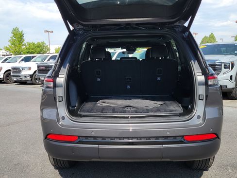 Used 2025 Jeep Grand Cherokee Altitude AWD/4WD image 11