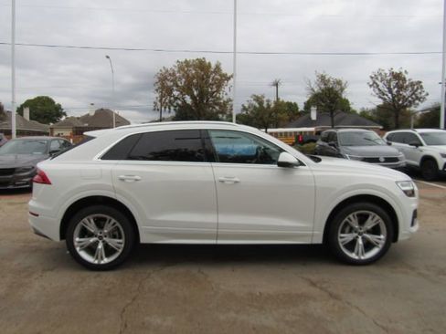 Used 2022 Audi Q8 Premium image 5