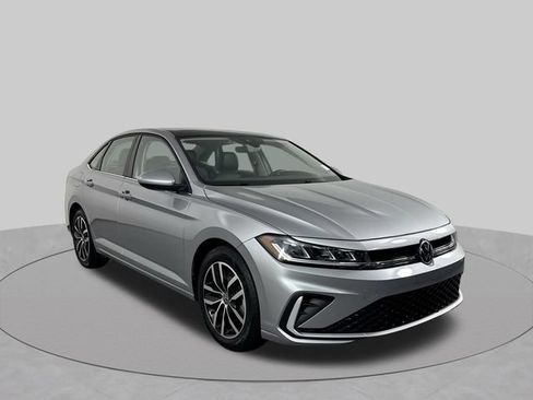 Used 2025 Volkswagen Jetta SE FWD image 3