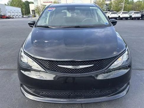 Used 2023 Chrysler Voyager LX FWD image 2