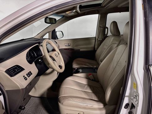 Used 2011 Toyota Sienna XLE w/ Premium Pkg FWD image 11