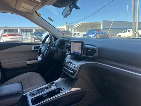 Used 2021 Ford Explorer XLT w/ Equipment Group 202A image 9
