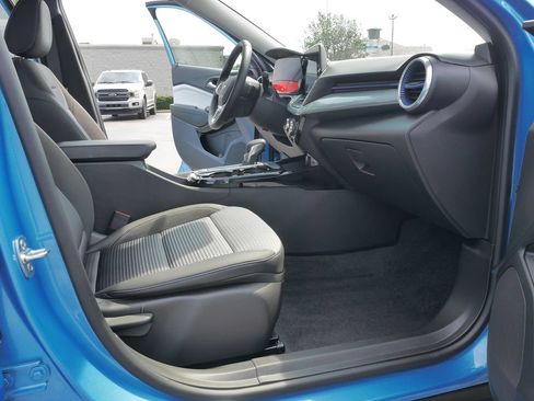 Used 2025 Chevrolet Trax LT w/ LT Convenience Package FWD image 11
