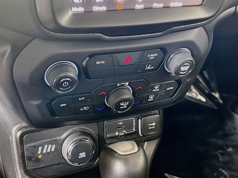 Used 2023 Jeep Renegade Latitude AWD/4WD image 16