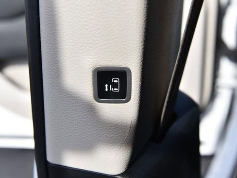 Used 2024 Chrysler Voyager LX image 22