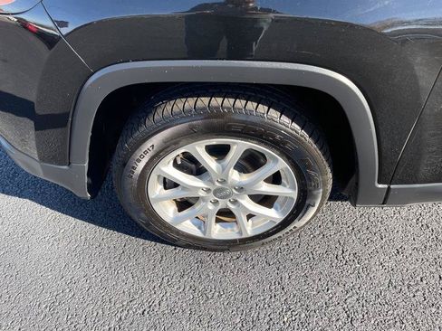 Used 2018 Jeep Cherokee Latitude FWD image 9