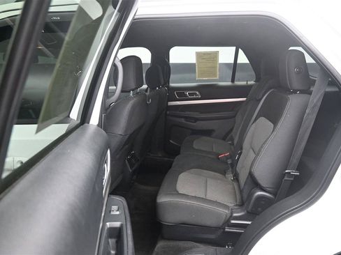 Used 2017 Ford Explorer XLT w/ Equipment Group 201A AWD/4WD image 10