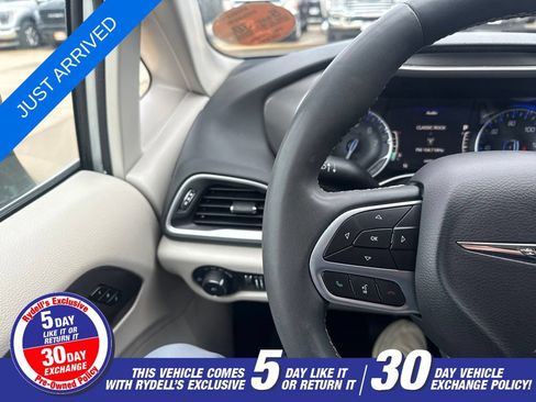 Certified 2024 Chrysler Pacifica Touring-L FWD image 9