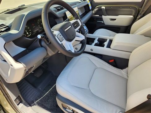 New 2025 Land Rover Defender 130 X-Dynamic SE image 9