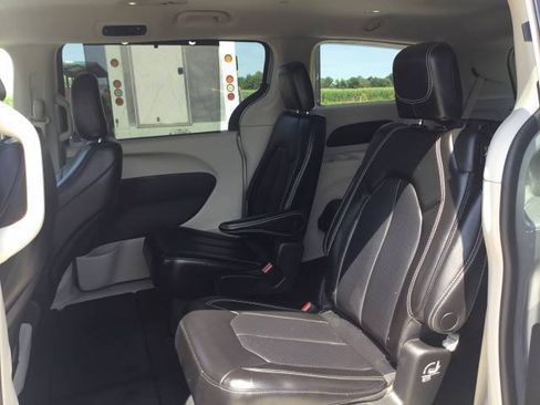 Used 2023 Chrysler Pacifica Touring-L FWD image 12