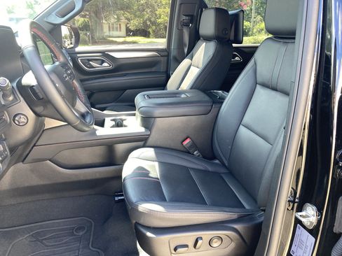 Used 2024 Chevrolet Suburban RST w/ Luxury Package AWD/4WD image 3