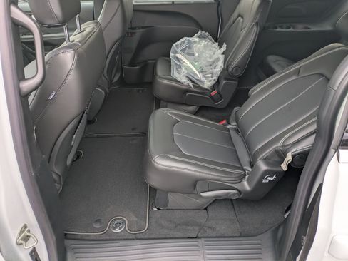 New 2026 Chrysler Pacifica Select image 22