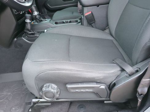 Used 2021 Jeep Gladiator Sport AWD/4WD image 15