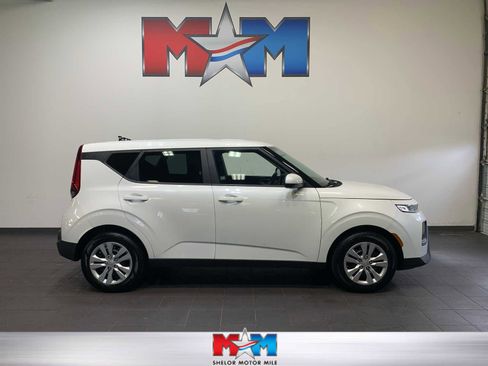Used 2020 Kia Soul LX image 1