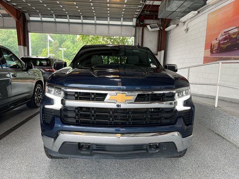 Used 2022 Chevrolet Silverado 1500 LT AWD/4WD image 2