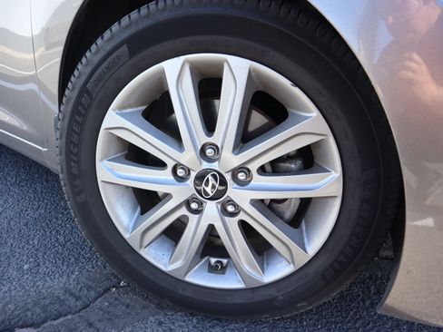 Used 2015 Hyundai Elantra SE w/ Option Group 03 FWD image 14