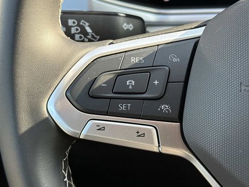 Used 2025 Volkswagen Taos SE w/ Panoramic Sunroof Package FWD image 22
