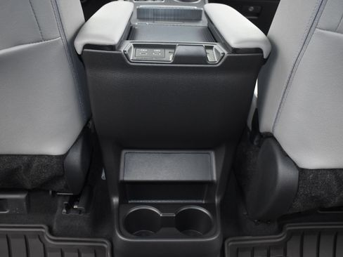 Used 2026 Toyota Sienna XLE FWD image 18