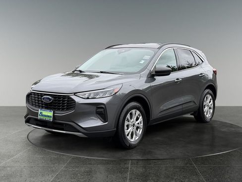 Used 2023 Ford Escape Active w/ Tech Pack #1 AWD/4WD image 3