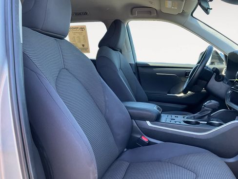 Used 2024 Toyota Highlander LE AWD/4WD image 11