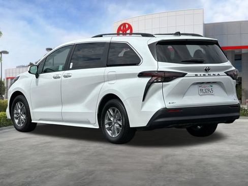 Used 2026 Toyota Sienna XLE FWD image 7
