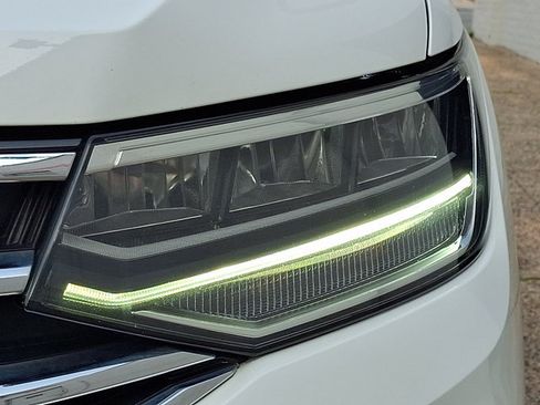 Used 2024 Volkswagen Tiguan SE AWD/4WD image 9