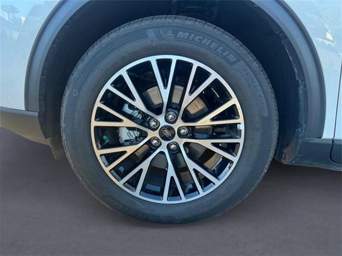 Used 2025 Ford Escape SE w/ Class II Trailer Tow Package image 9