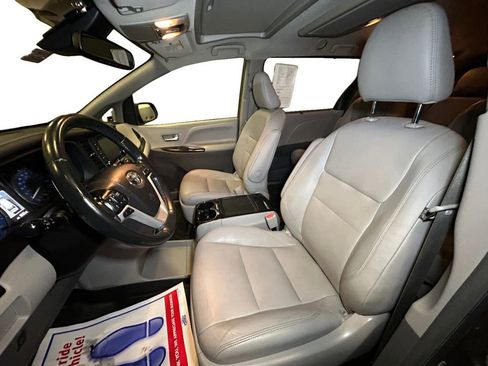 Used 2019 Toyota Sienna XLE Premium image 10