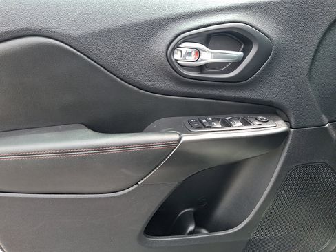 Used 2019 Jeep Cherokee Trailhawk AWD/4WD image 12