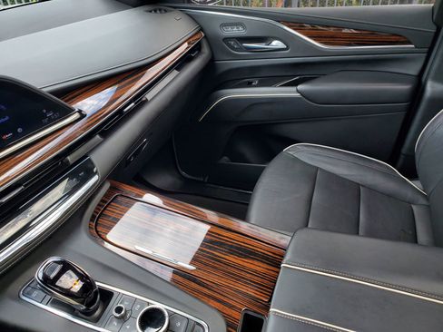 Used 2023 Cadillac Escalade Premium Luxury RWD image 25