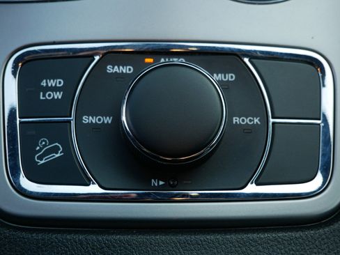 Used 2021 Jeep Grand Cherokee Limited image 30