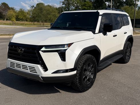 Used 2024 Lexus GX 550 AWD/4WD image 2