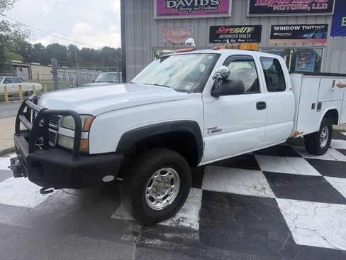 Used 2005 Chevrolet Silverado 3500 4x4 Extended Cab w/ Heavy-Duty Power Package image 2