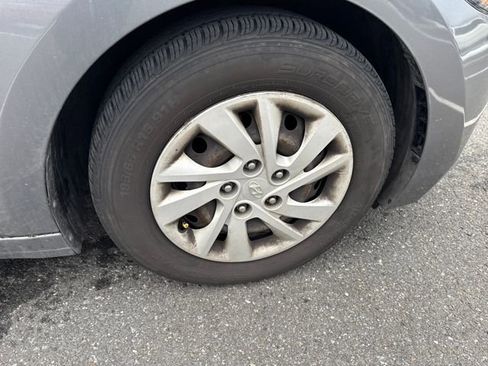 Used 2018 Hyundai Elantra SE image 9