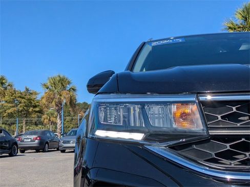 Certified 2024 Volkswagen Taos SE image 10