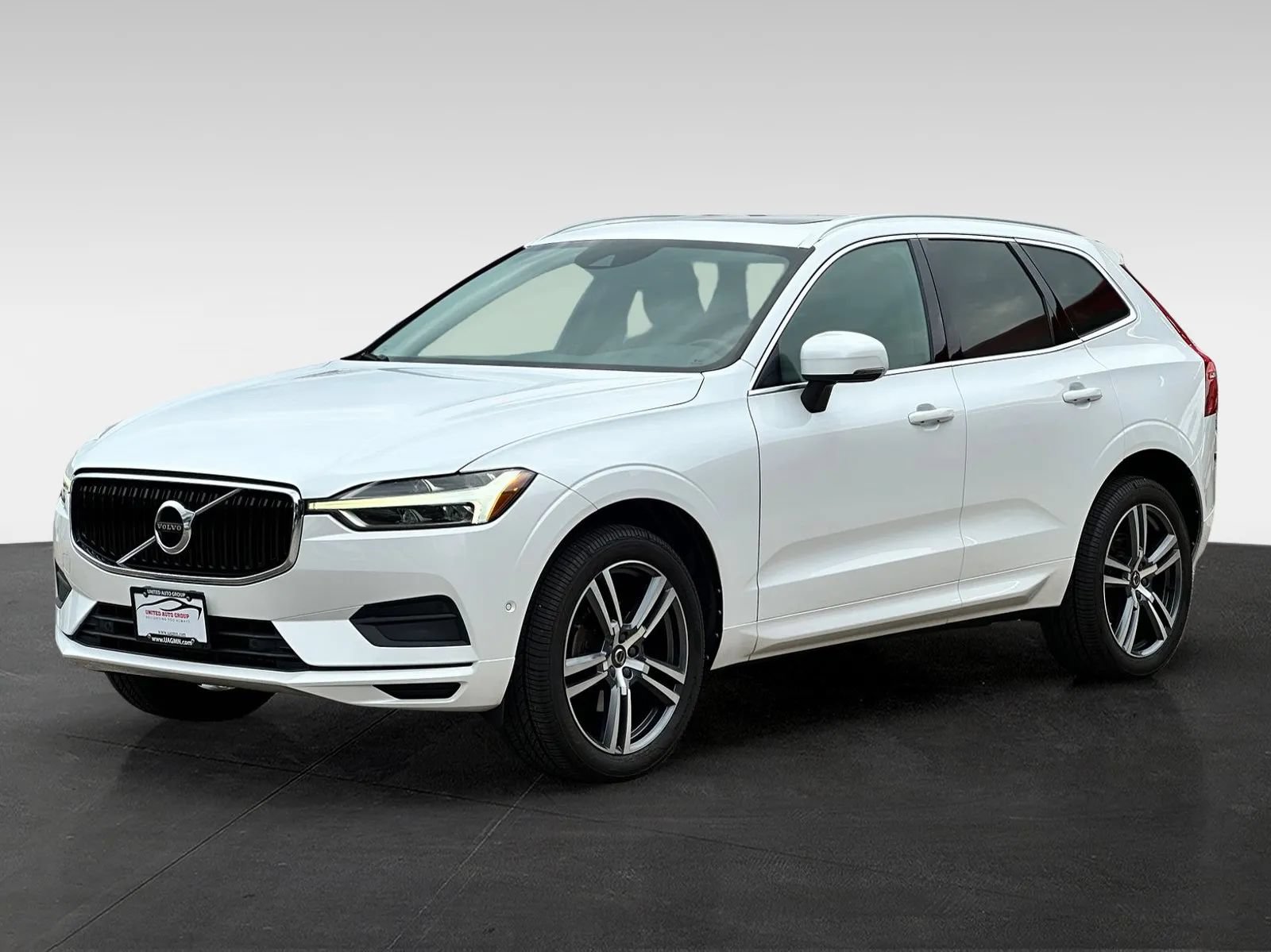 Used 2018 Volvo XC60 T5 Momentum w/ Vision Package AWD/4WD image 3