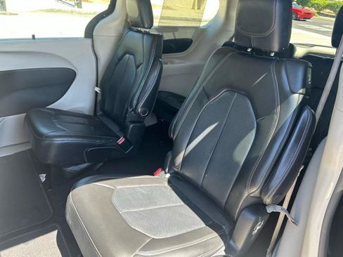 Used 2019 Chrysler Pacifica Touring-L FWD image 15