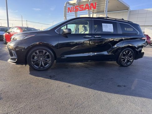 Used 2021 Toyota Sienna XSE image 2