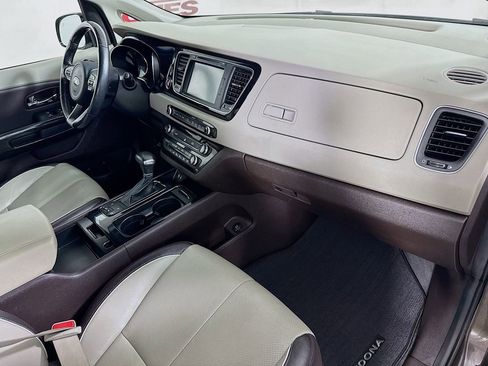 Used 2017 Kia Sedona SX Limited image 33
