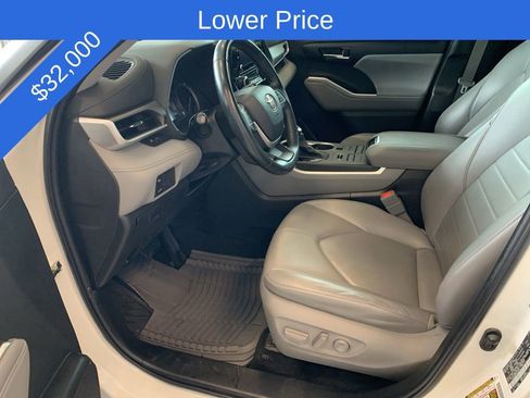 Used 2022 Toyota Highlander XLE AWD/4WD image 3