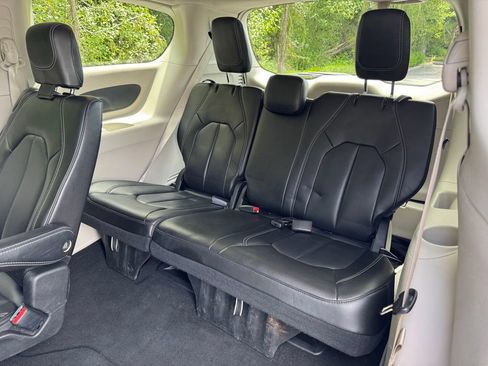 Used 2023 Chrysler Pacifica Touring-L FWD image 16