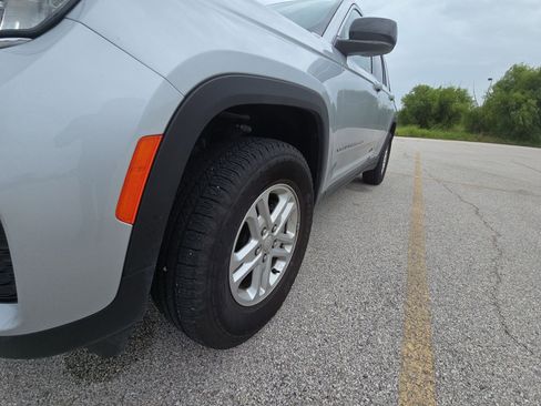 Used 2025 Jeep Grand Cherokee Laredo AWD/4WD image 13